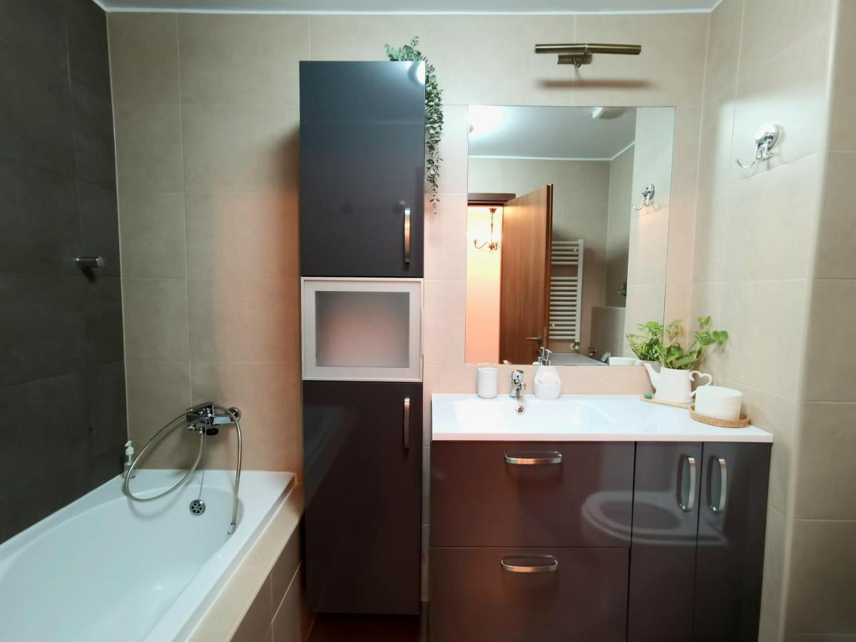 Cosy Boutique 61 Sqm Apartment - Private Parking - Ten Blocks Residence بوخارست المظهر الخارجي الصورة